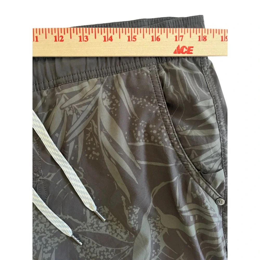 Vuori Kore Shorts Mens XL Brown Tropical Leaf 5 Inseam Lined Board Shorts